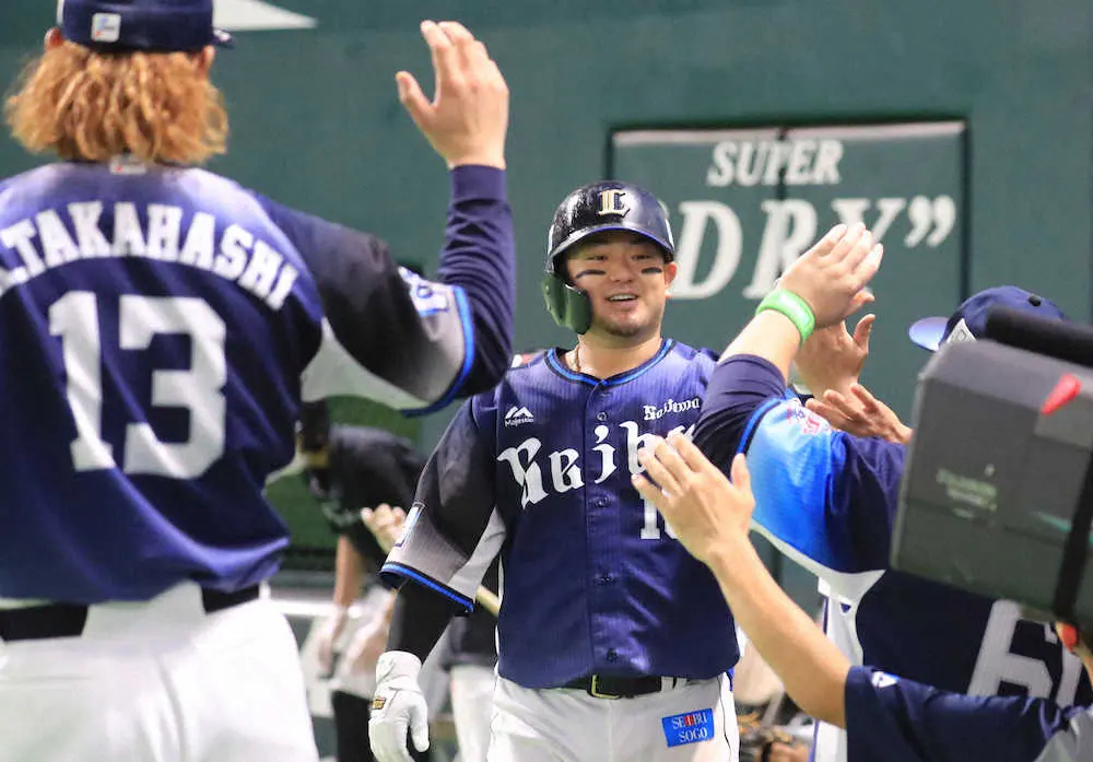 ＜ソ・西（1）＞6回、ソロを放った森（中央）はチームメートに出迎えられる（撮影・尾崎　有希）