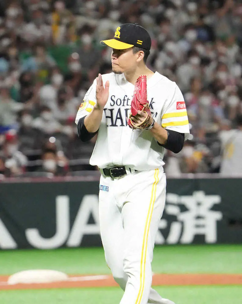 ＜ソ・西＞8回、栗山を三振に抑えてピンチをしのぎグラブを叩く千賀（撮影・岡田　丈靖）