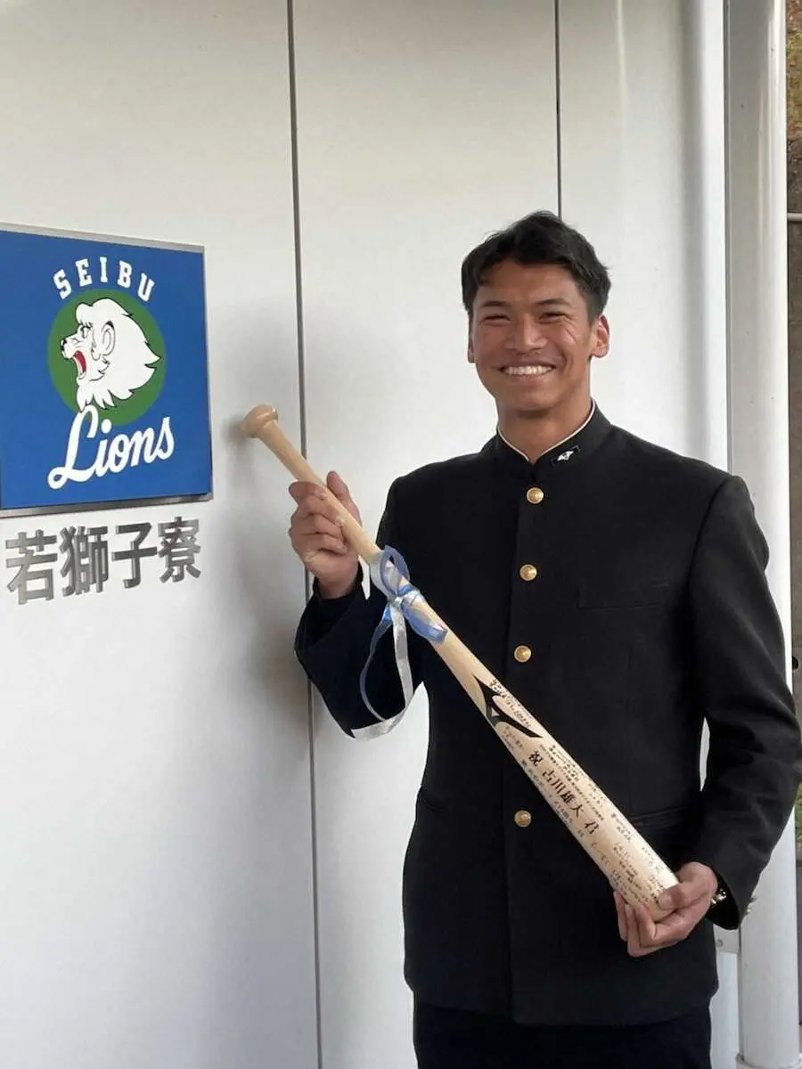 中学時代のメンバーから記念バットを持ち、入寮した古川