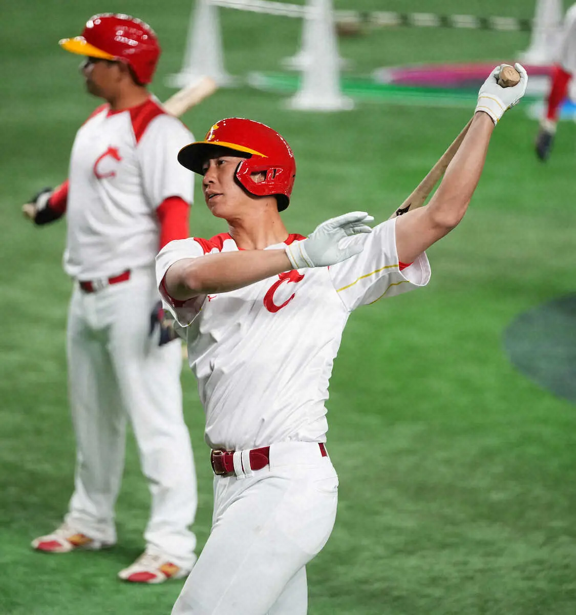 ＜WBC中国代表練習＞ティー打撃を繰り返す真砂（撮影・沢田　明徳）