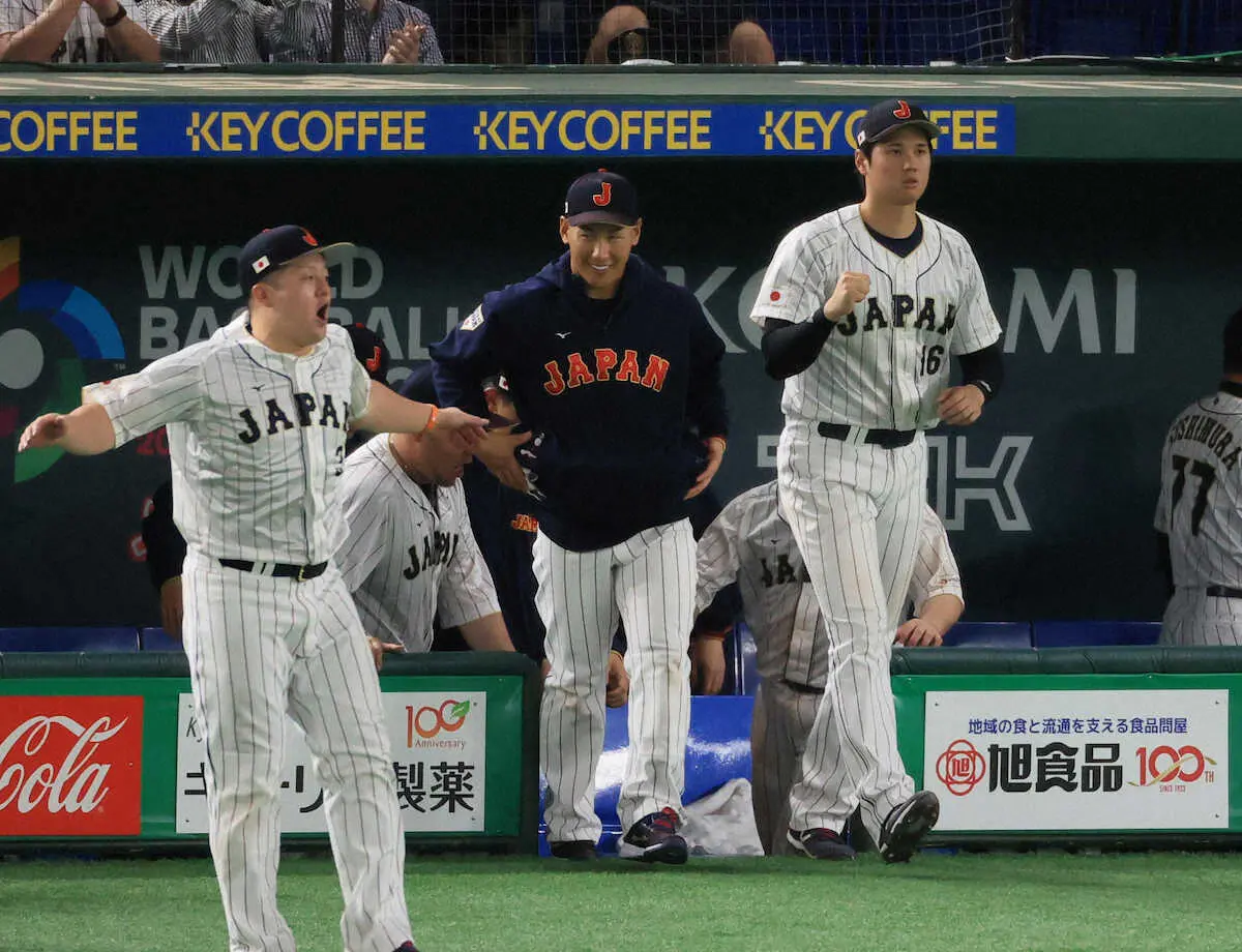 WBC準々決勝＜日本・イタリア＞勝利の瞬間、ガッツポーズで喜ぶ大谷（右）ら（撮影・尾崎　有希）