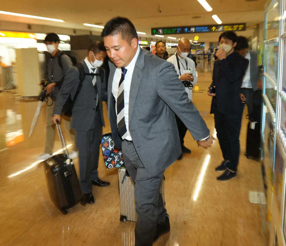 ＜フェニックスリーグ移動＞宮崎ブーゲンビリア空港に到着した山川穂高（撮影・岸　良祐）