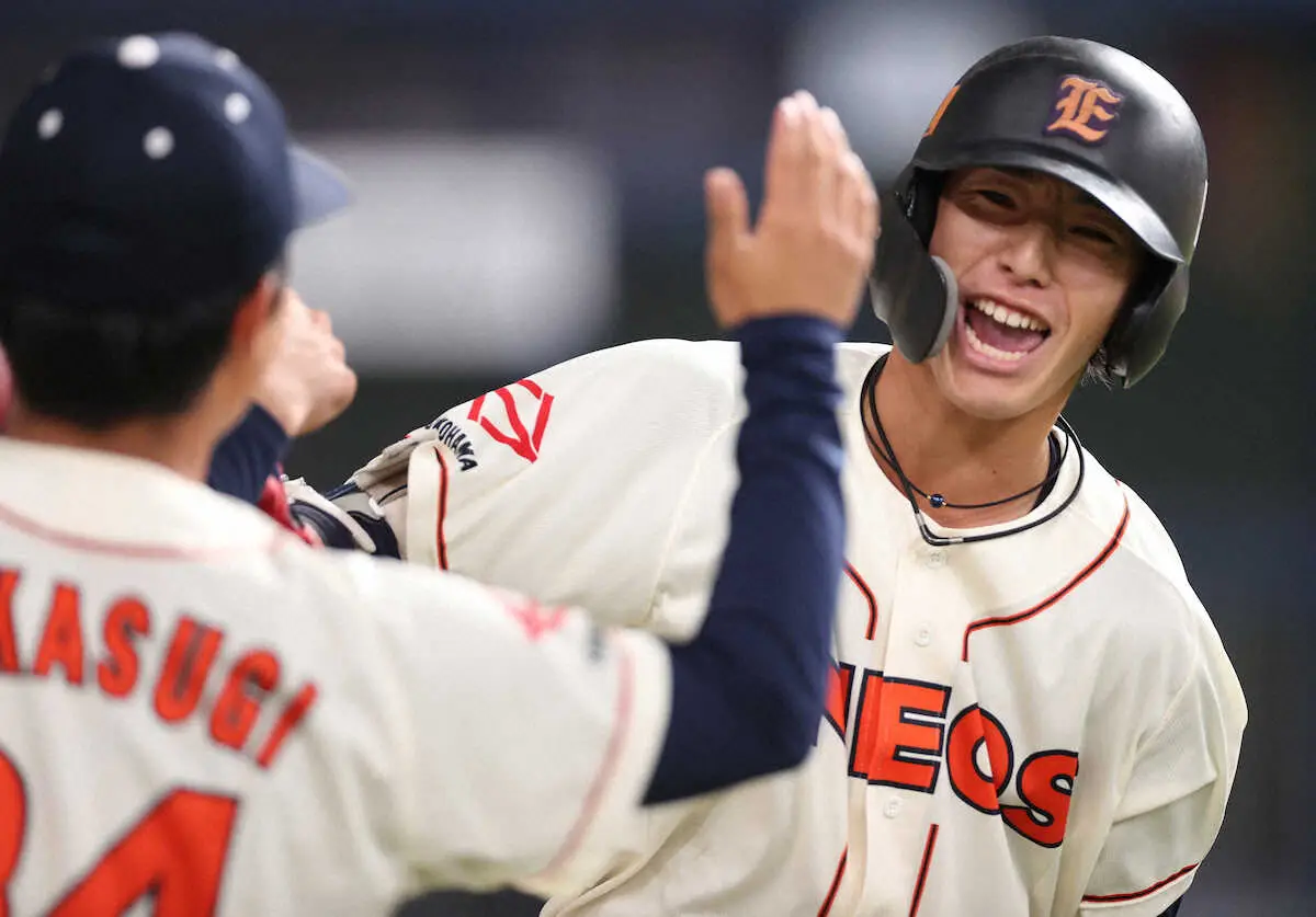 社会人野球日本選手権＜TDK・ENEOS＞2回無死、先制ソロ本塁打を放ち、雄たけびを上げるENEOS・度会（撮影・北條　貴史）