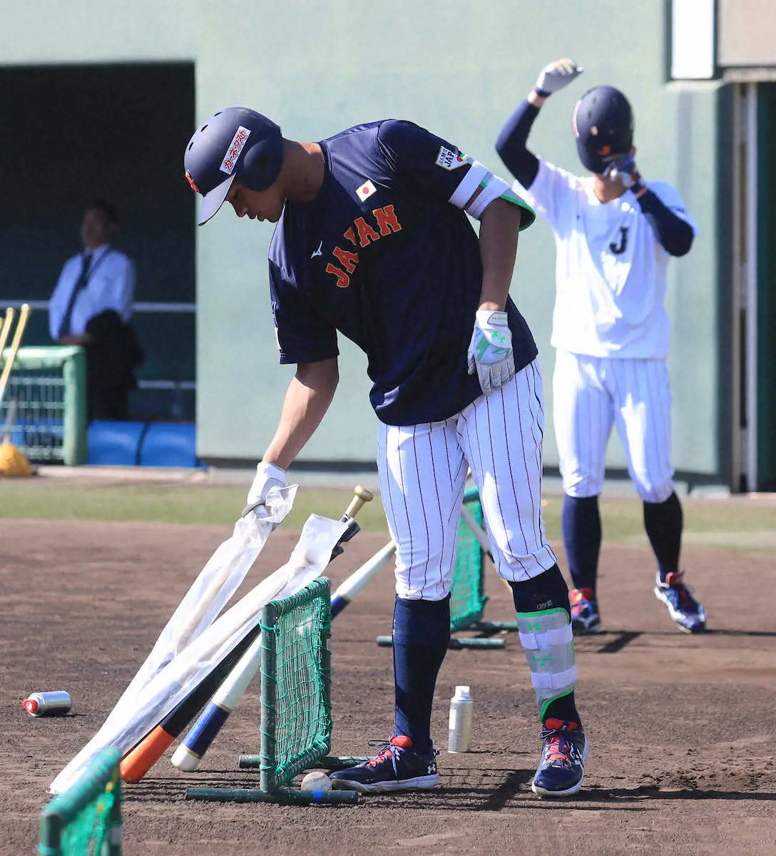 何本ものバットを使って打撃練習する万波（撮影・尾崎　有希）