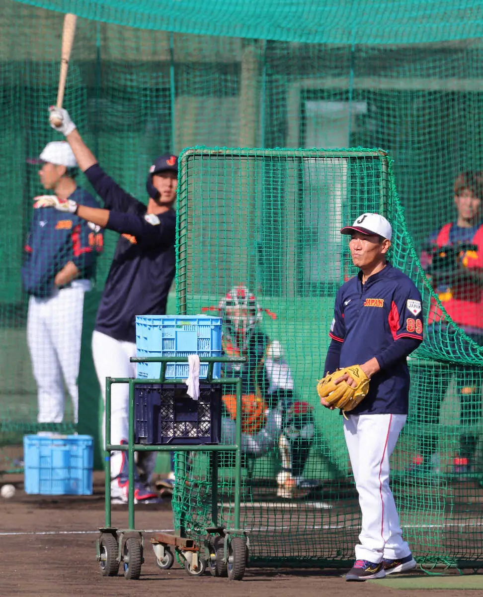 ＜侍ジャパン宮崎合宿＞打撃投手を務める井端監督。打者は秋広（撮影・藤山　由理）