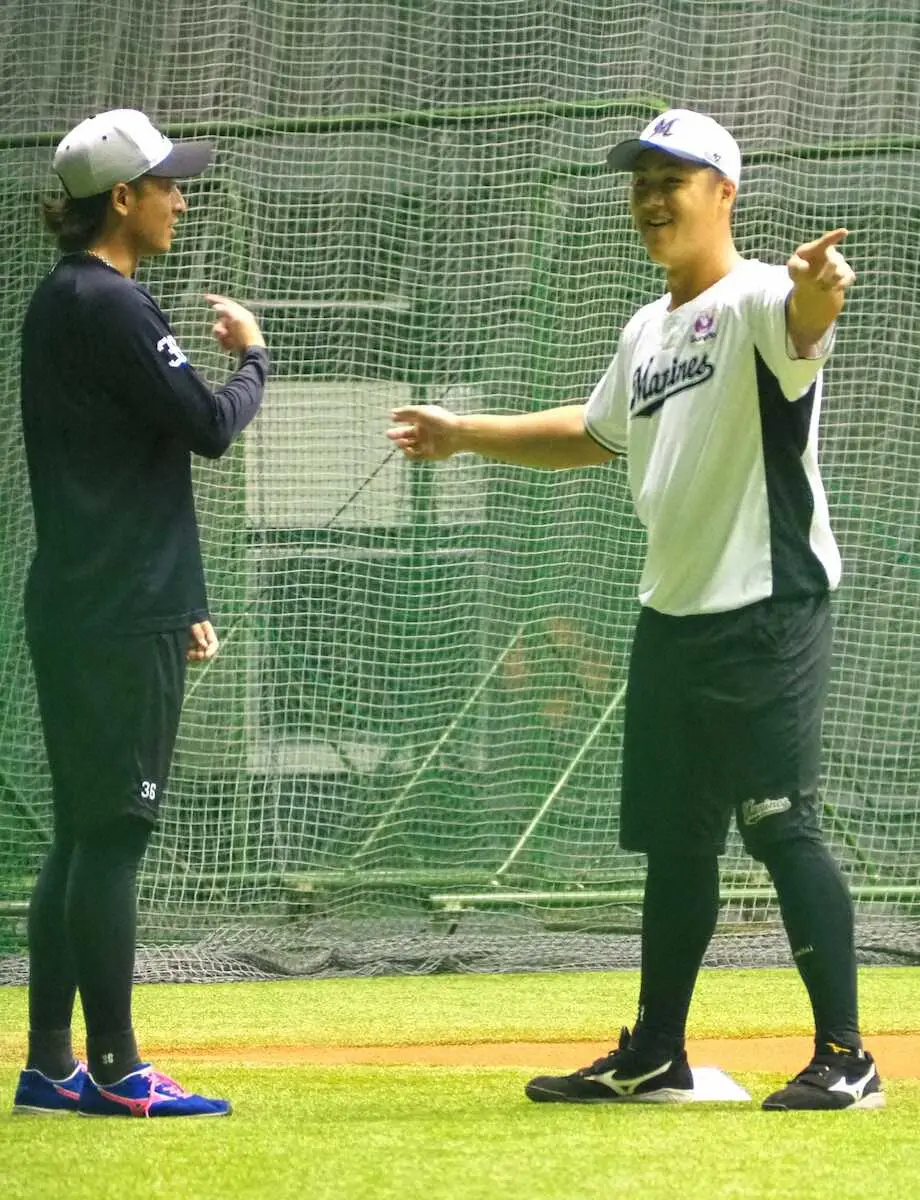 坂本（左）と笑顔で話すロッテ・山口