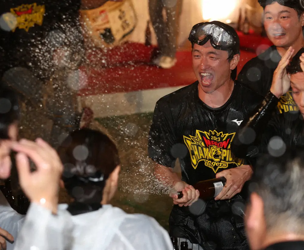 38年ぶりの日本一となり、ビールかけを楽しむ阪神・近本