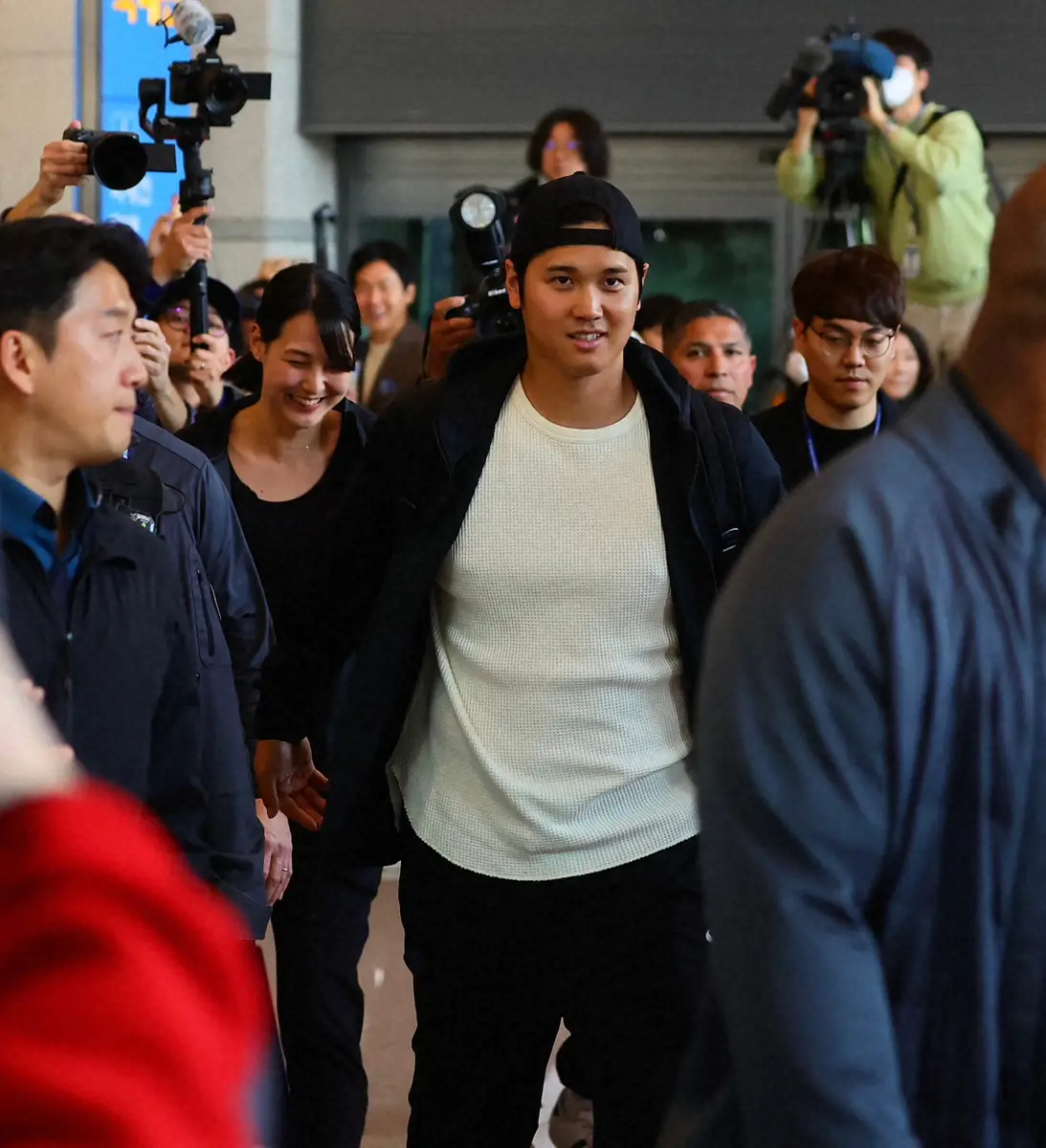 韓国・ソウルの仁川（インチョン）国際空港に姿を見せたドジャース・大谷と夫人