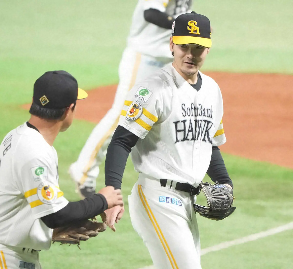 ＜ソ・西＞3回を投げ終え、井上（左）と話す有原（撮影・岡田　丈靖）