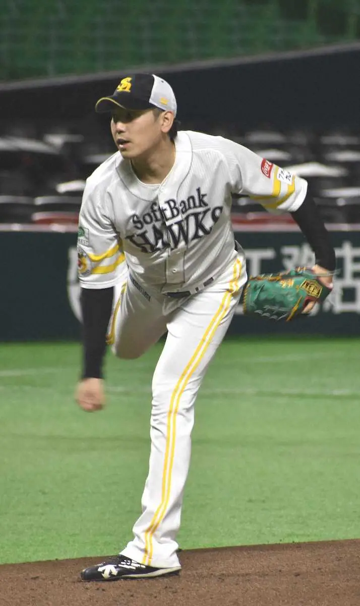 マウンドで傾斜を確認したソフトバンクの石川（撮影・杉浦　友樹）