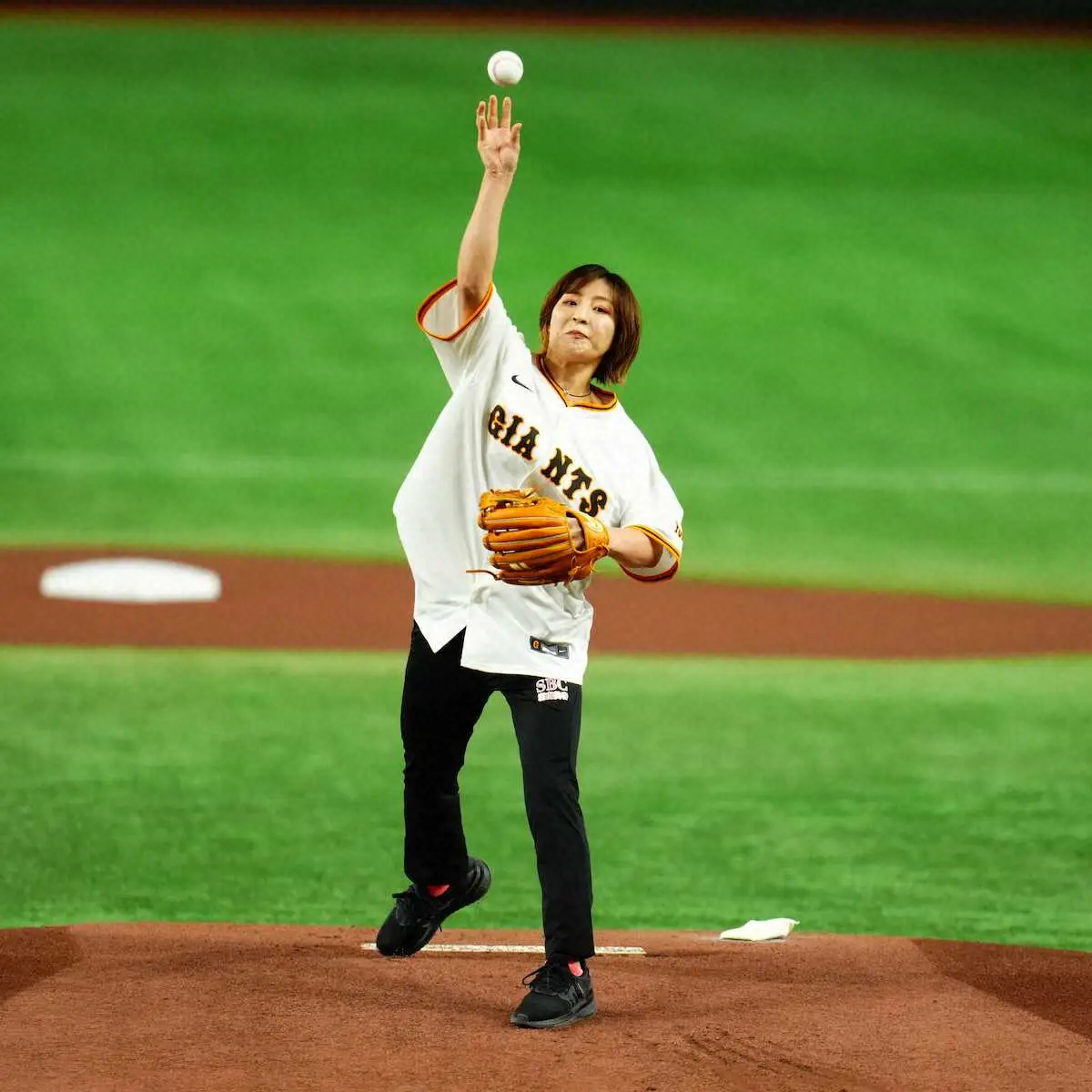 ＜巨・D＞大きなフォームで始球式をする角田（撮影・西尾　大助）