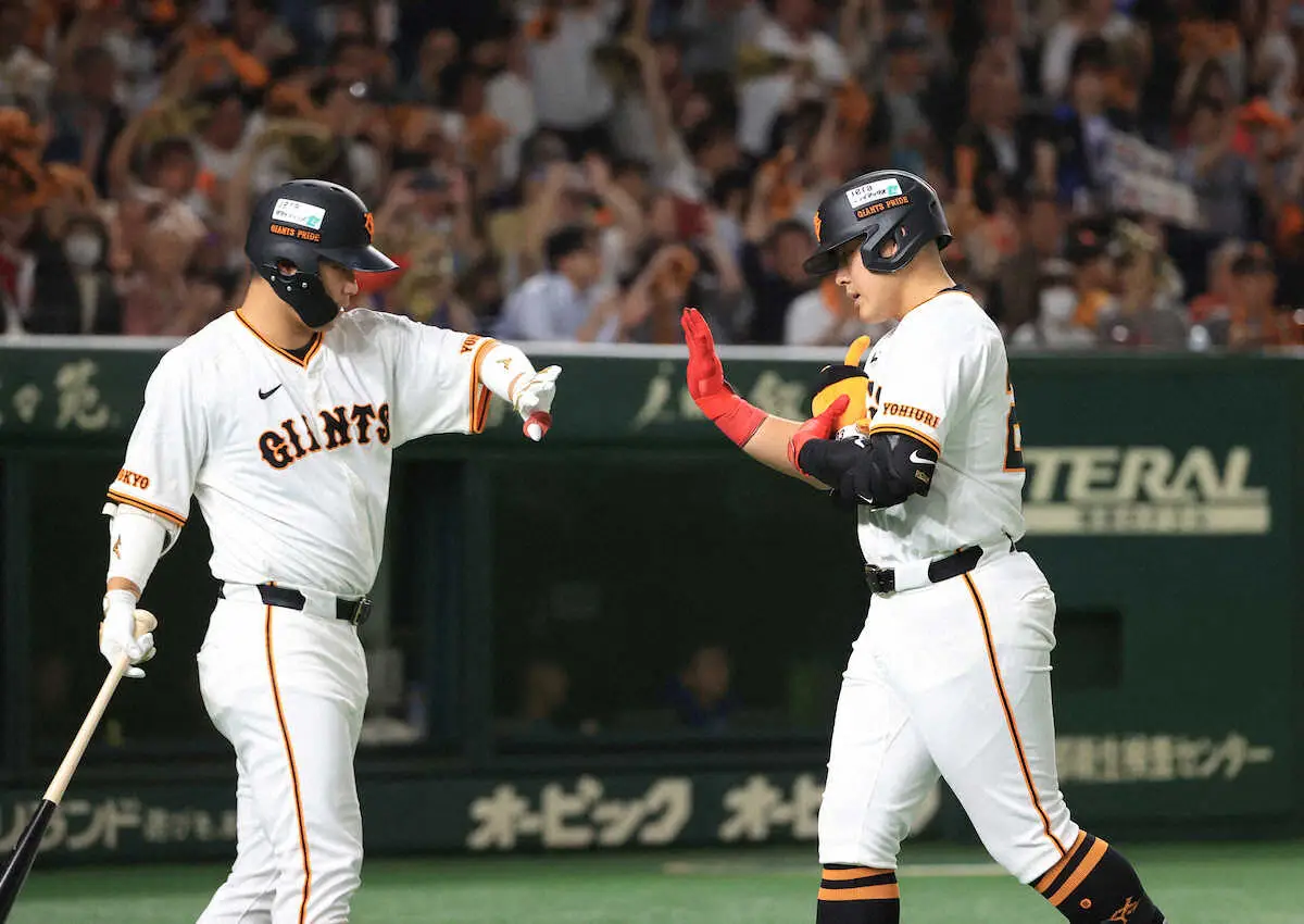 ＜巨・D＞2回、岡本和（右）は先制ソロを放ち大城卓とハイタッチ（撮影・西川祐介）