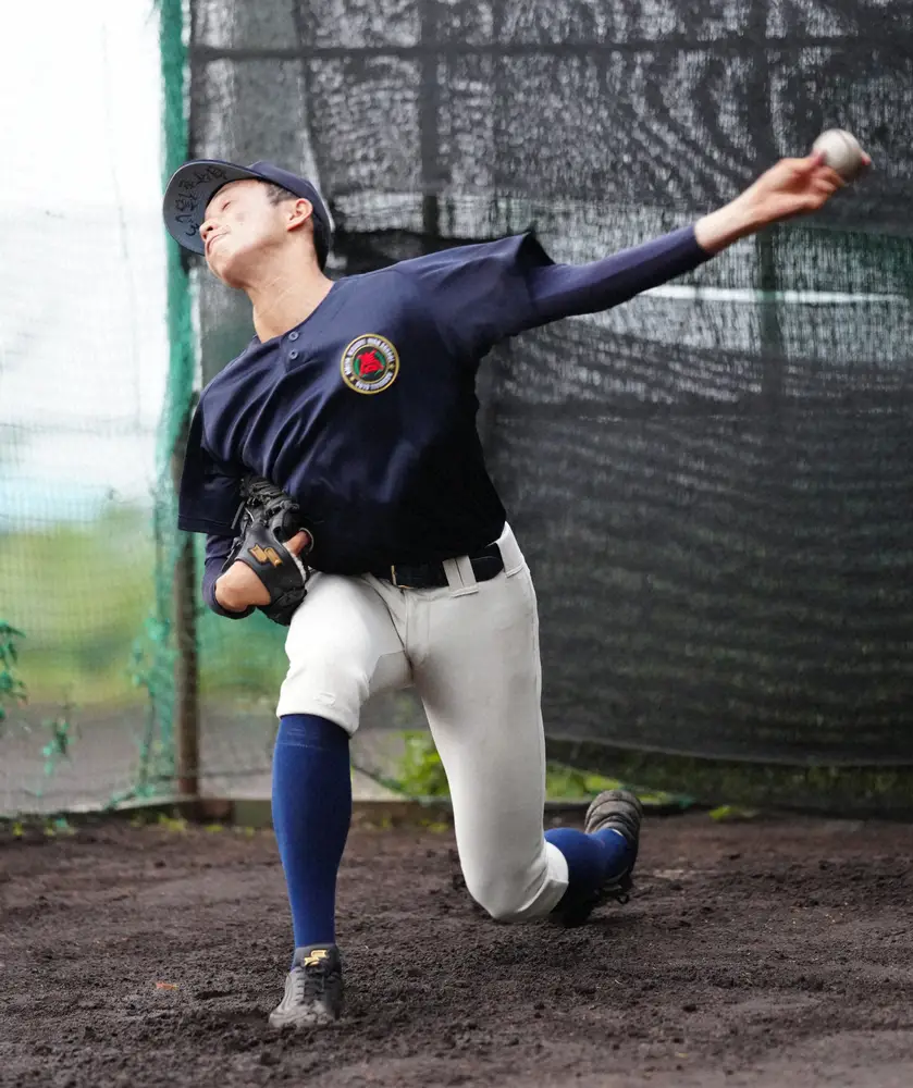 ブルペンで投球練習する大宮東・冨士（撮影・木村　揚輔）