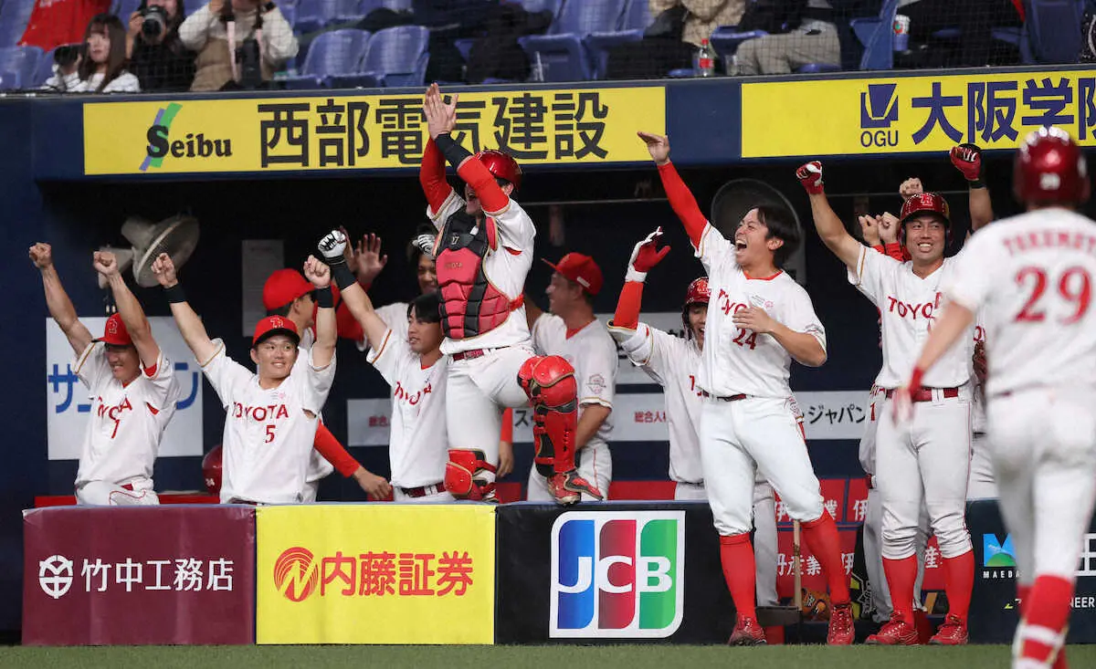 ＜トヨタ自動車・JFE西日本＞8回、佐藤の勝ち越し打に喜びを爆発させるトヨタ自動車ナイン（撮影・北條　貴史）