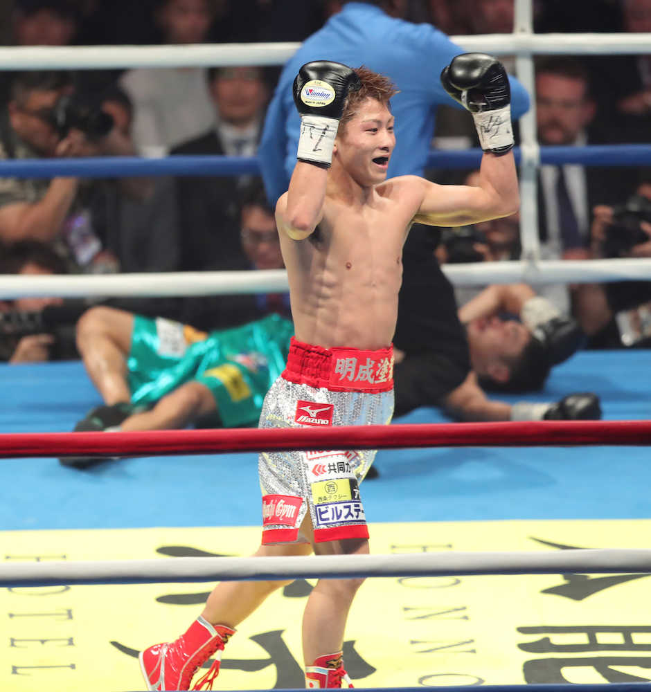 ６回、河野から２度目のダウンを奪いＴＫＯ勝利した井上