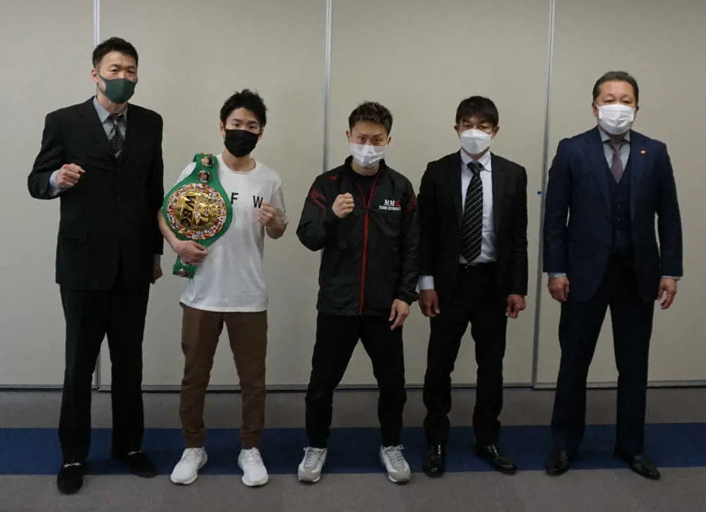 WBC世界ライトフライ級タイトルマッチに臨む（左から）BMBジムの寺地永会長、王者・寺地拳四朗、ハラダジムの挑戦者・久田哲也、原田剛志会長、興行を主催する真正ジムの山下正人会長