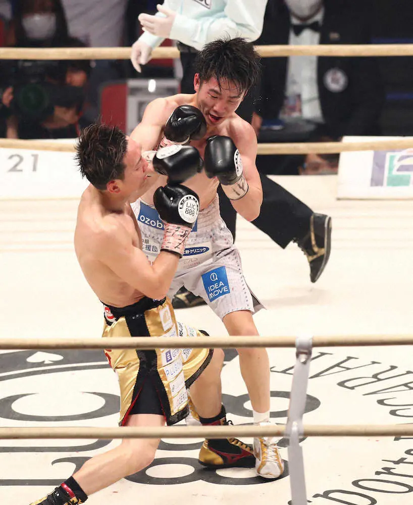 ＜WBC世界ライトフライ級タイトルマッチ　寺地拳四朗・久田哲也＞11R、パンチを浴びせる寺地拳四朗（奥）（撮影・後藤　大輝）
