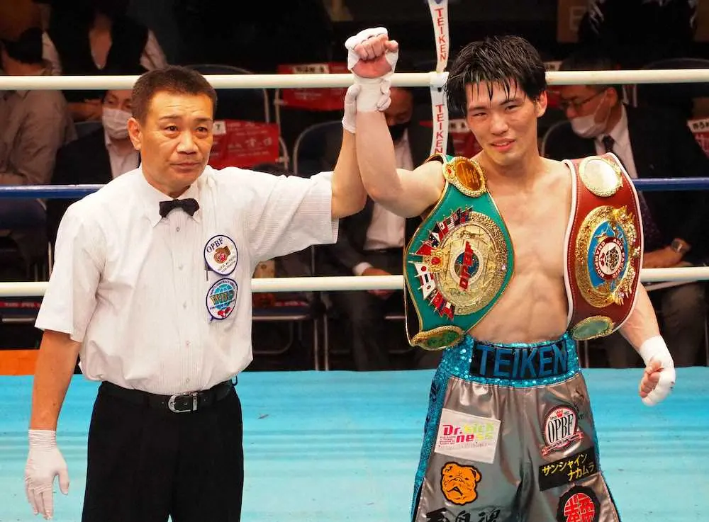 ＜東洋太平洋＆WBOアジアパシフィック・ウエルター級王座統一戦＞10回KO勝ちで東洋太平洋王座を初防衛、WBOアジアパシフィック王座を獲得した豊嶋亮太（右）