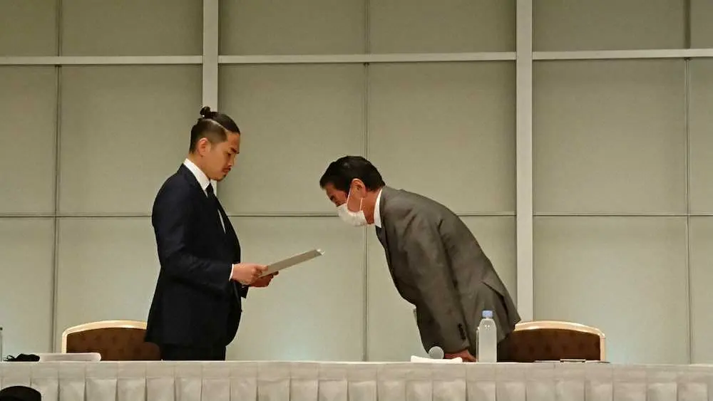 JBC永田理事長（右）から謝罪文を受け取る井岡一翔