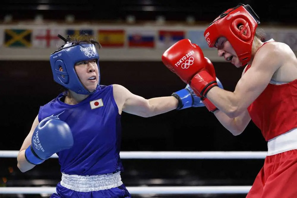 ボクシング女子フェザー級準決勝　2回、英国選手（右）を攻める入江