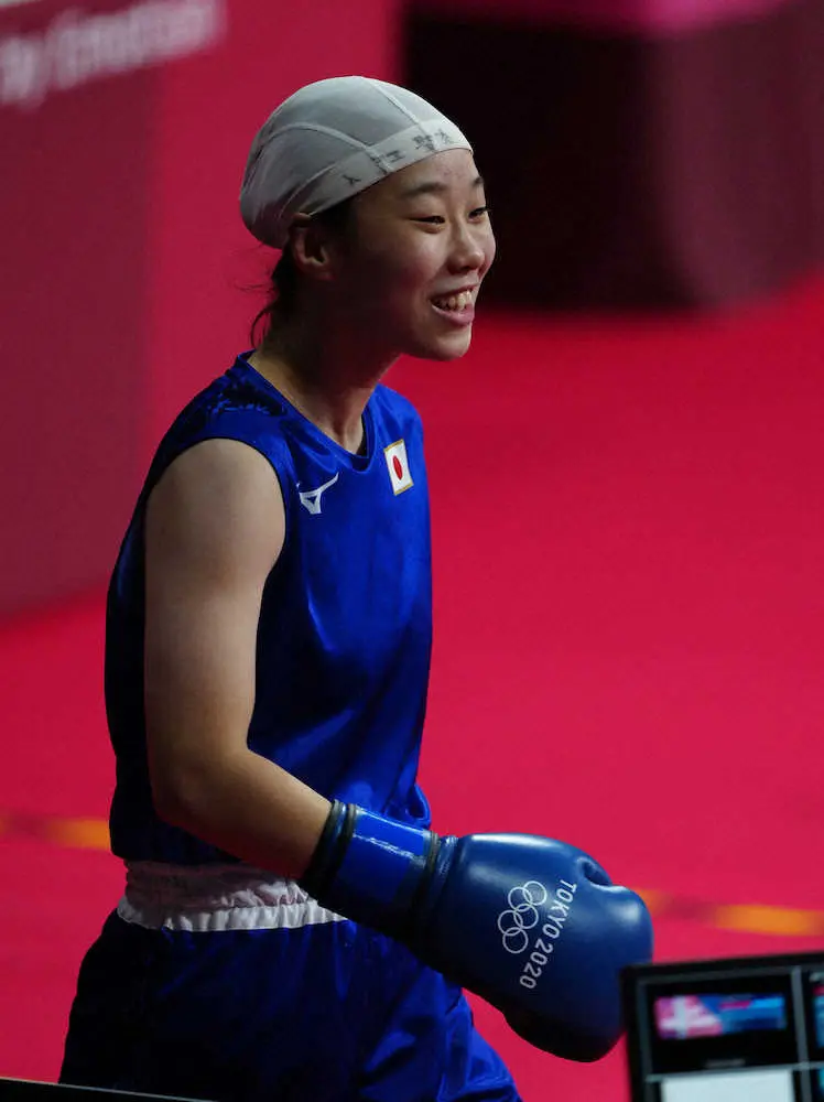 女子フェザー級決勝、笑顔で入場する入江聖奈（撮影・小海途　良幹）