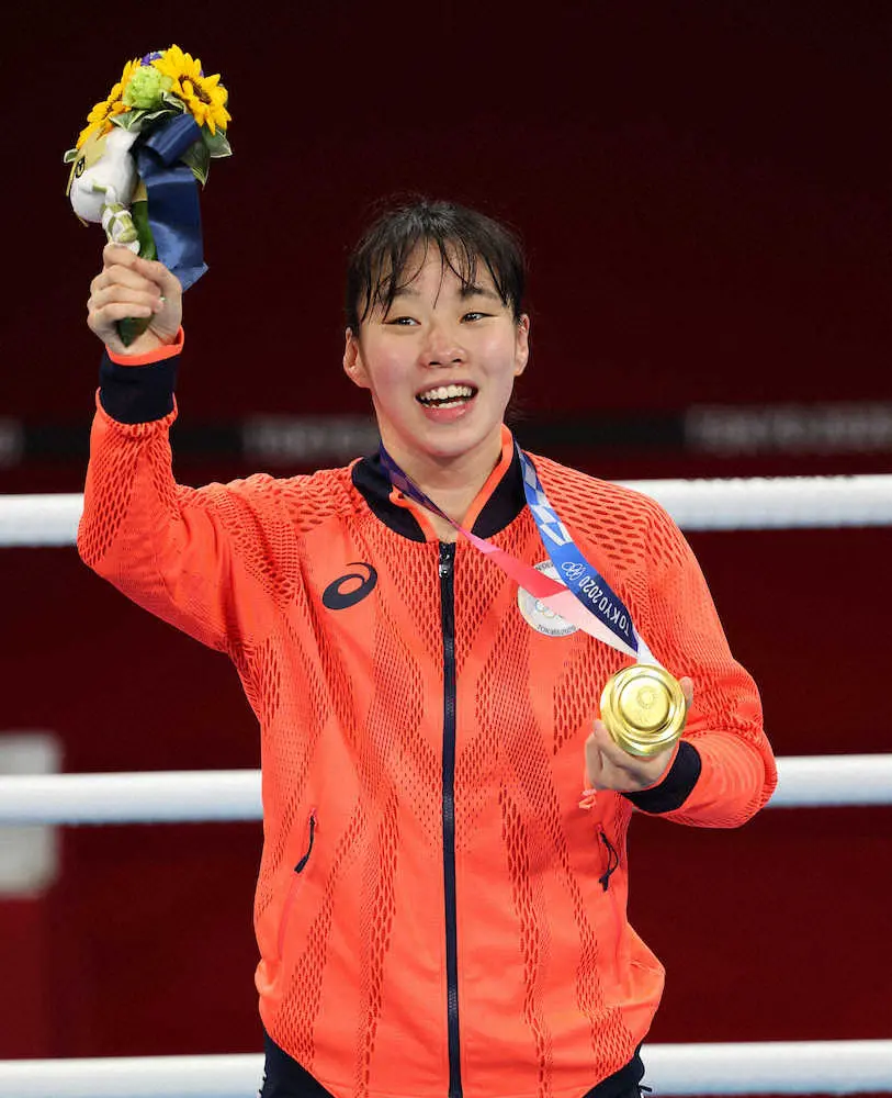 金メダルを手に笑顔の入江聖奈