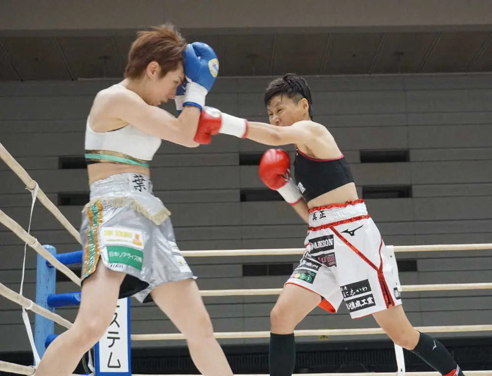 葉月さな（左）と“ほぼ実戦”のスパーリングで左ストレートを放つ多田悦子