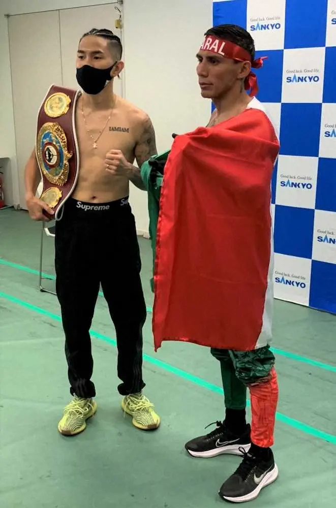 前日計量をパスした王者・井岡一翔（左）と挑戦者のフランシスコ・ロドリゲス（志成ジム提供）