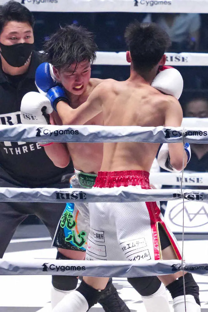 ＜RISE　WORLD　SERIES　2021　YOKOHAMA＞オープニングファイトで山崎天輔（右）を攻める那須川龍心（撮影・会津　智海）