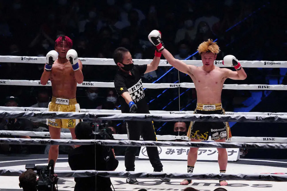 ＜RISE　WORLD　SERIES　2021　YOKOHAMA＞SuperFight！バンタム級、判定で鈴木真彦（左）に勝利する那須川天心（撮影・会津　智海）　
