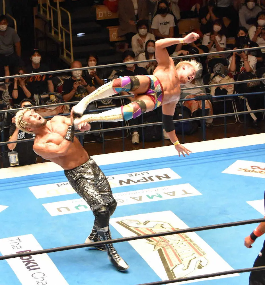 ＜新日本プロレスG1クライマックス＞SANADAにドロップキックを見舞うオカダ