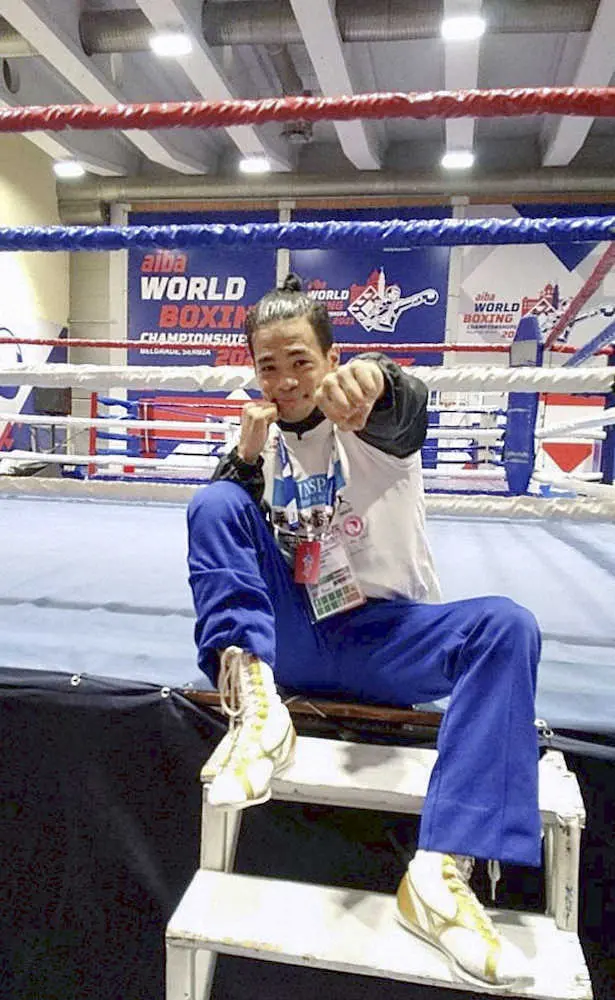 ボクシングの男子世界選手権で準々決勝進出を決め、試合後にポーズを決める岡沢セオン（コーチ提供・共同）