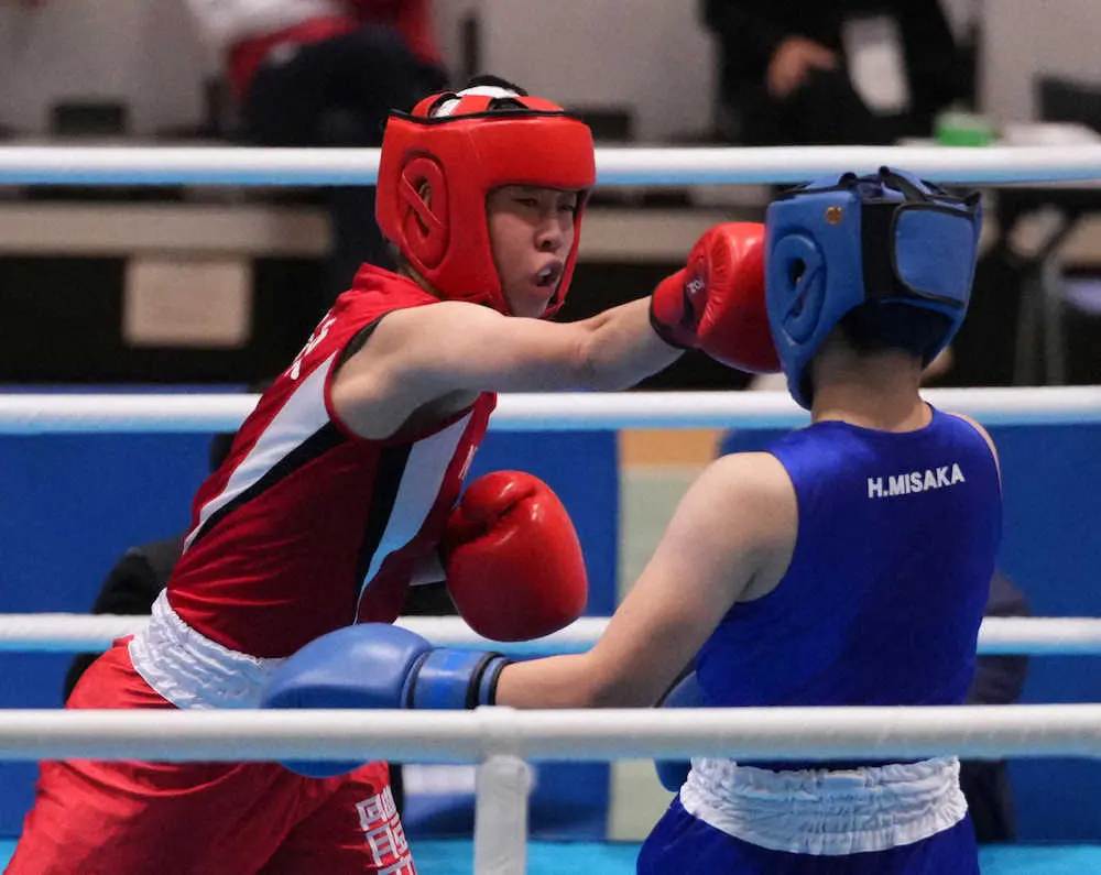 女子フェザー級準決勝1R、美坂（右）に右ストレートを見舞う入江（撮影・島崎忠彦）