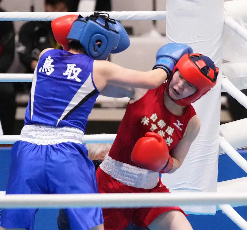 ＜2021全日本ボクシング選手権大会＞女子フライ級決勝、木下（左）と打ち合う並木（撮影・島崎　忠彦）