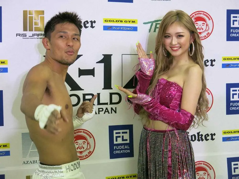 試合後の会見でツーショットを披露した大沢文也（左）とゆうちゃみ