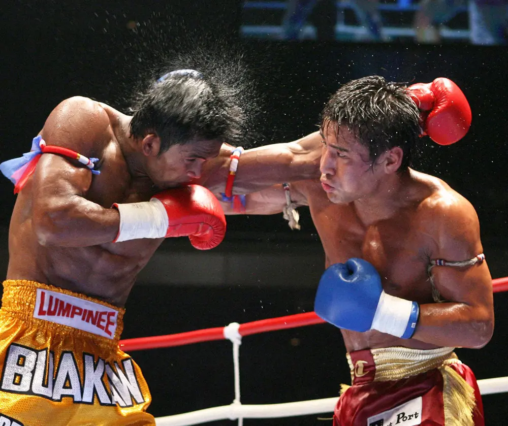 07年の世界トーナメント準々決勝でブアカーオと対戦した魔裟斗（右）