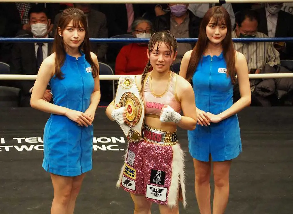 ＜日本女子ミニマム級王座決定戦＞2ー1の判定勝ちで新王者となった鈴木なな子（中）