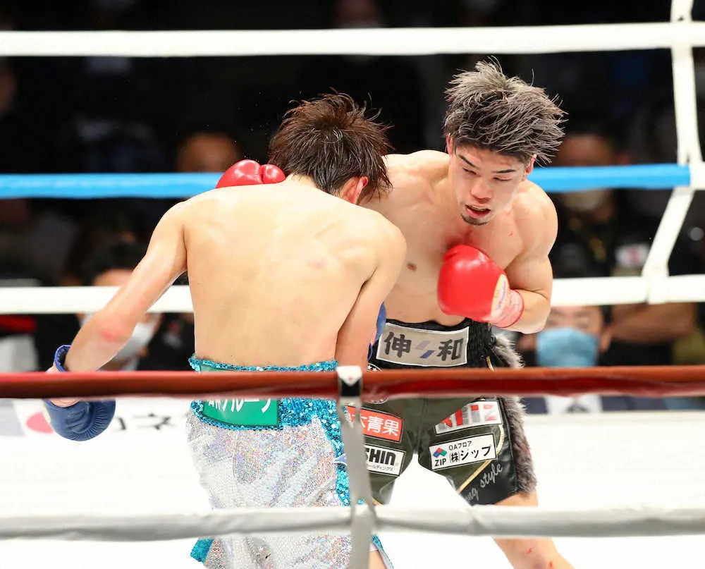 9回、石田匠（左）にパンチを浴びせる田中恒成　（撮影・後藤　大輝）