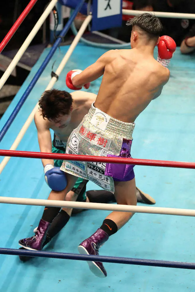 ＜第78回東日本新人王決勝戦＞フェザー級。開始10秒で吉田（左）にTKO勝利した渡辺（撮影・河野　光希）