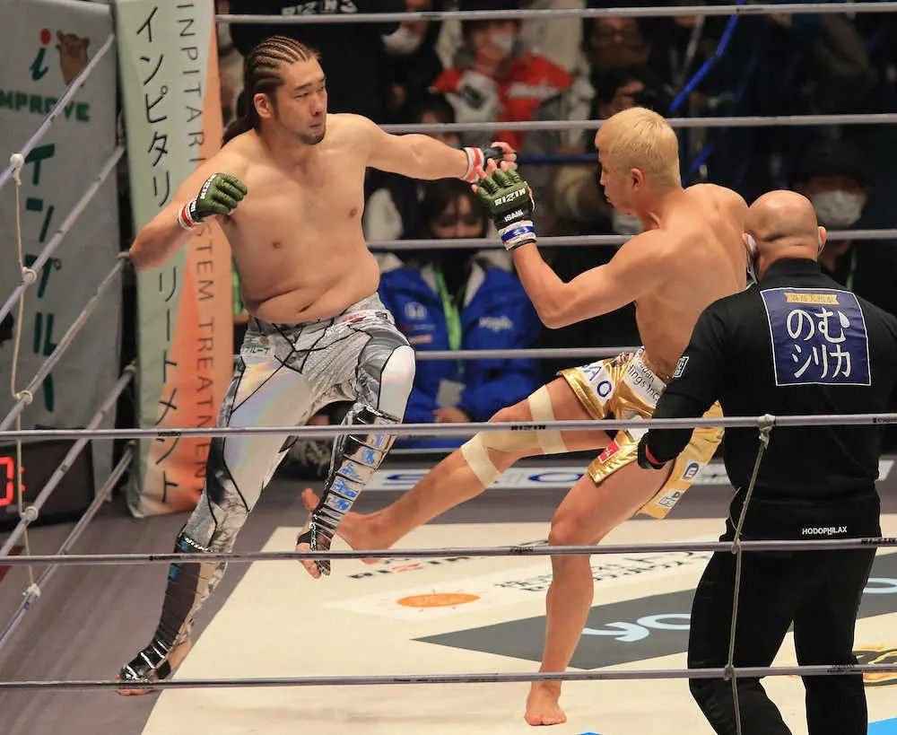 ＜RIZIN33＞第6試合　シバター・久保優太　久保（右）のキックをディフェンスするシバター（撮影・篠原岳夫）