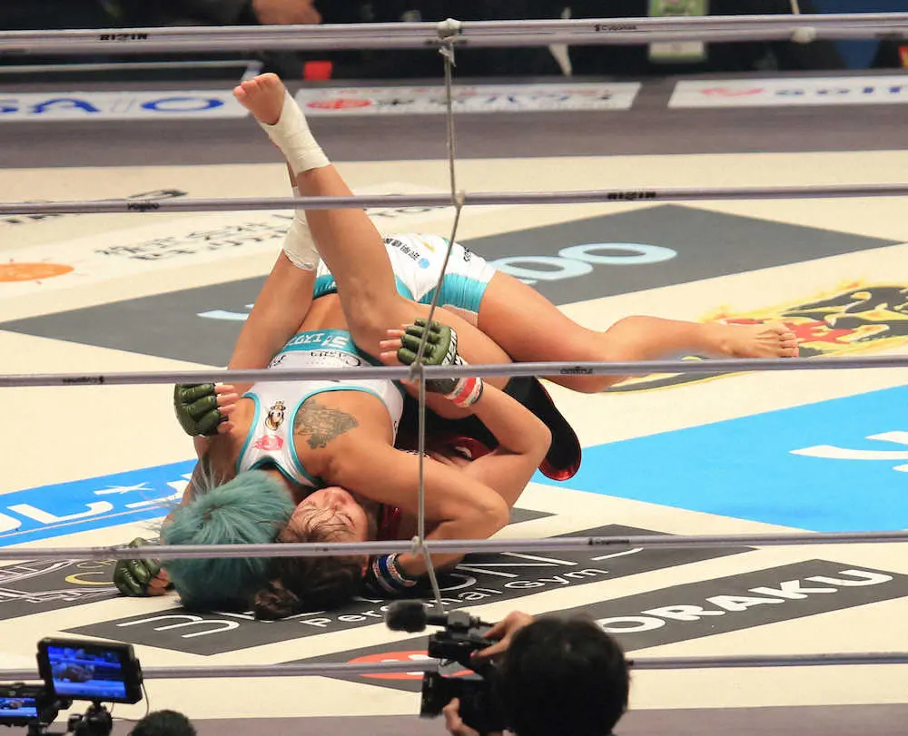 ＜RIZIN33＞第12試合　RENA・パク・シウ　RENAがパク・シウにタックルされる（撮影・篠原岳夫）