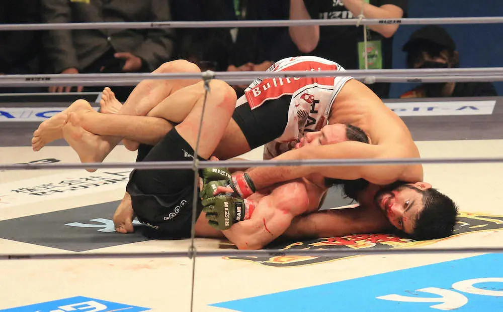 ＜RIZIN33＞第15試合　ホベルト・サトシ・ソウザ　vs.　矢地祐介　サトシ・ソウザ（右）が矢地を関節技で攻め立てる（撮影・篠原岳夫）