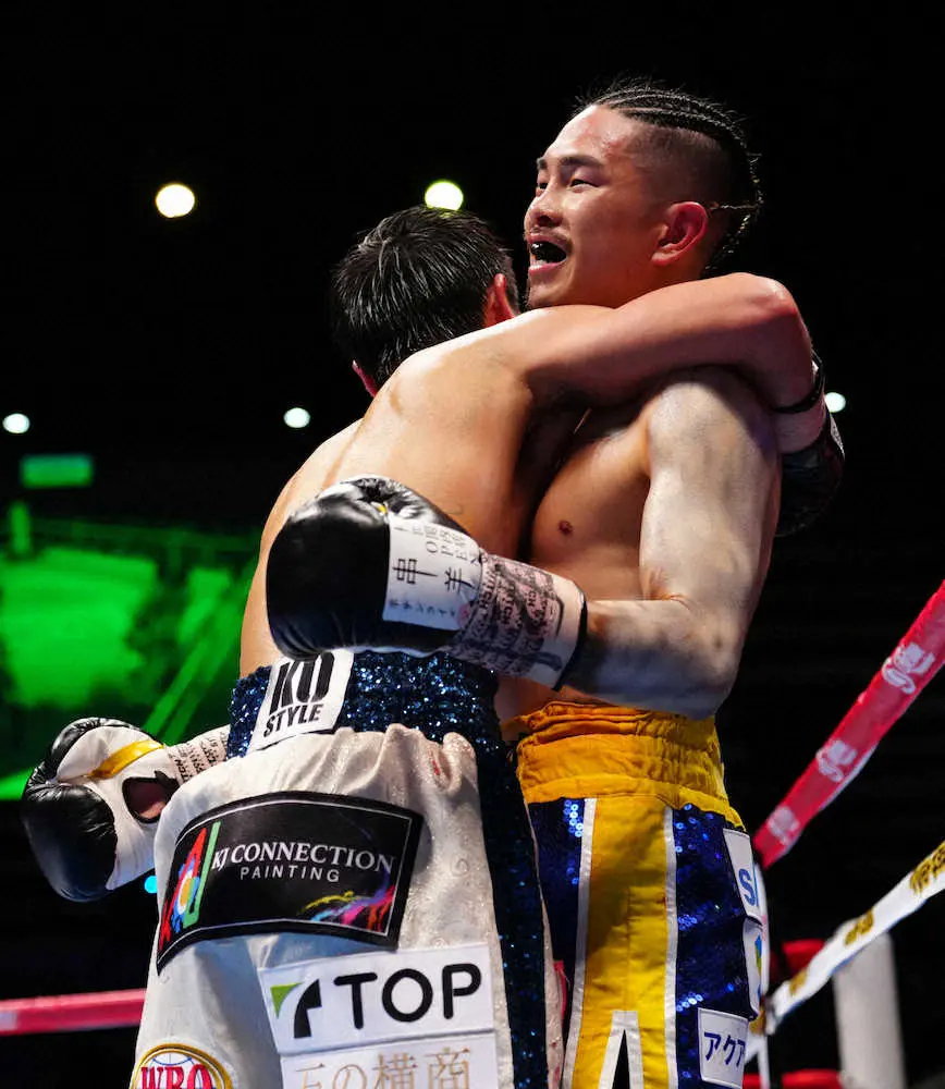 ＜WBO世界スーパーフライ級井岡一翔VS福永亮次＞　　終了のゴングと同時に、福永亮次（左）と健闘をたたえ合う井岡一翔（撮影・島崎忠彦）