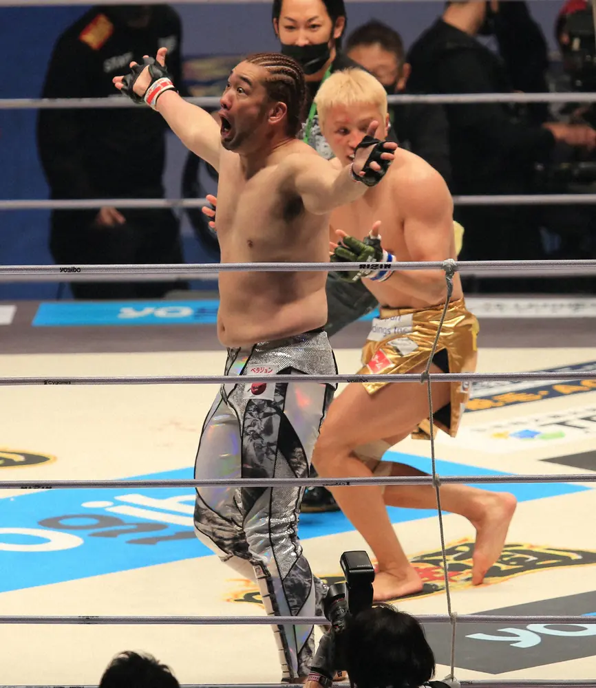 「RIZIN.33」で久保（右）に一本勝ちし、驚きの表情を見せたシバター