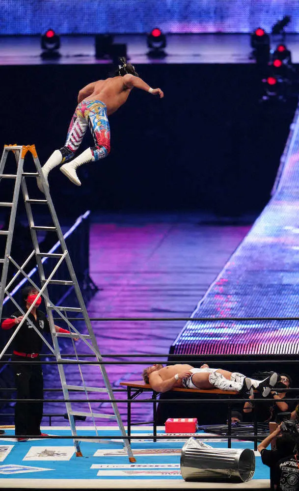 ＜新日本プロレス＞棚橋に脚立の上からハイフライフローを決められるKENTA（撮影・島崎忠彦）