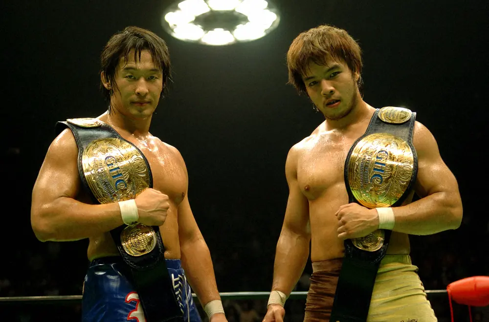 04年10月にGHCジュニアタッグを防衛した丸藤正道（左）とKENTA（右）