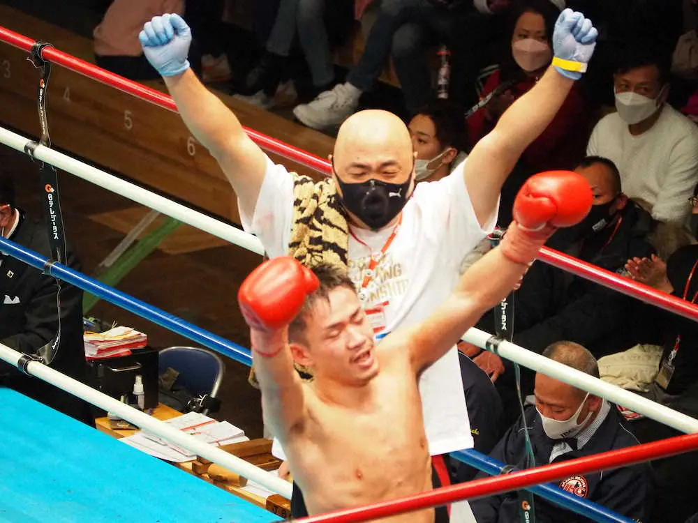 ＜全日本新人王決定戦＞バンタム級新人王に輝き、喜ぶ梅津奨利（手前）と三谷大和会長