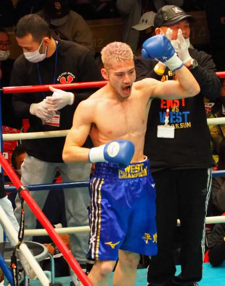 ＜全日本新人王決定戦＞スーパーバンタム級新人王を獲得し、ガッツポーズする平野岬