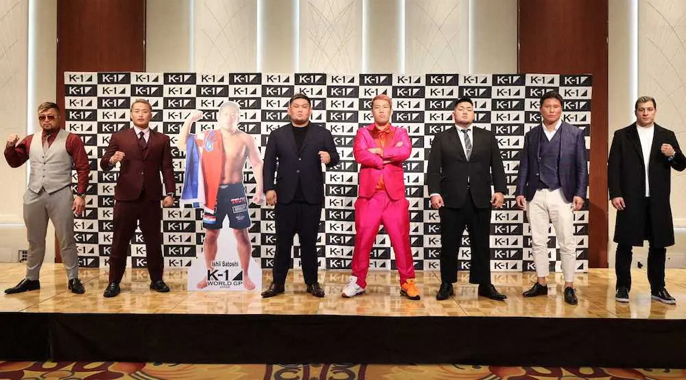 記者会見に登場したK－1　WORLD　GP　2022　無差別級トーナメント出場の8選手（パネルは石井慧（C）K－1