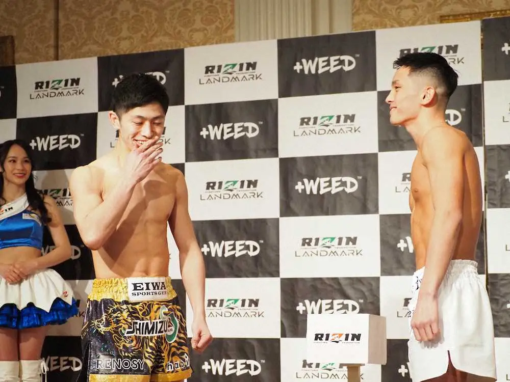 「RIZIN　LANDMARK　vol.2」前日計量をクリアし、フェースオフをするもお互いに笑ってしまう吉成名高（左）と白幡裕星